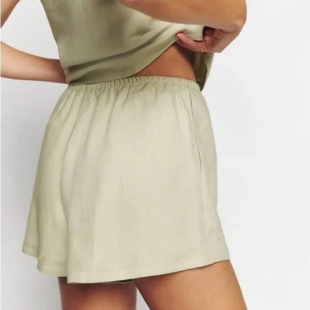 NWOT Reformation Zoey Linen Shorts in Dried Herb Size SMALL - Picture 3 of 9